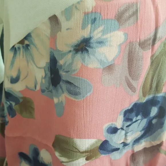 PINK & IVORY FLORAL TOP, L (Runs small & matches purple floral listing - Picture 5 of 7